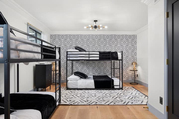 مساحة أكبر للنوم مع سريران مفردان بالإضافة إلى سريران مزدوجان. 