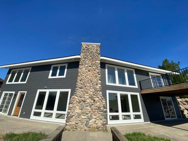 Stunning Lake Home! 7 Beds. 4 Bathrooms. 3 Acres! gallery image 3