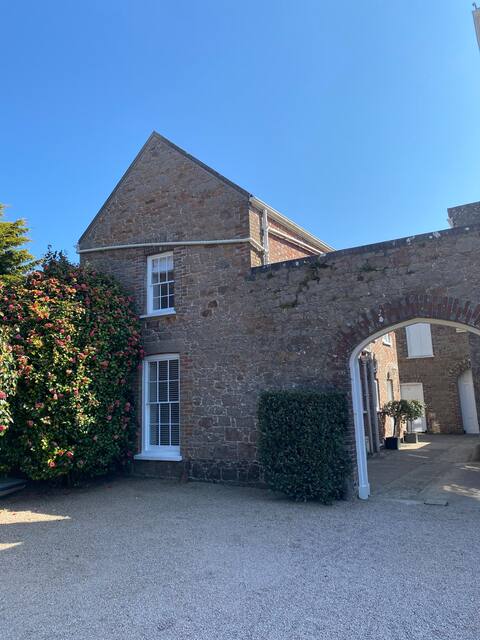 2 bedroom cottage close to beaches and St Aubin.