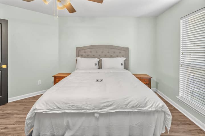 Tumepanga chumba hiki cha kulala cha Malkia kilicho na mchanganyiko wa starehe na burudani ya kale, na kuunda sehemu ambapo unaweza kupumzika na kujisikia nyumbani kweli. 

Tani za nafasi ya kuhifadhi katika armoire ya zamani na kutembea kwenye kabati na ufikiaji wa bafu la Jack & Jill.