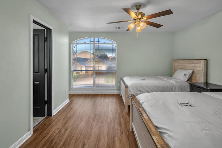 Kwa kawaida umehifadhiwa kwa ajili ya watoto, lakini unaweza kulala vizuri watu wazima pamoja na vitanda viwili vya ukubwa kamili. Tani za nafasi ya kuhifadhi katika kabati na ufikiaji wa bafu la Jack na Jill.