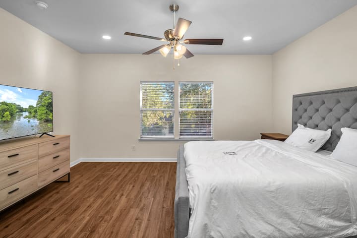 Rudi kwenye Master Suite ya kifahari kwenye ghorofa ya kwanza, iliyo na kitanda cha ukubwa wa mfalme kilichopambwa kwa mito na vifuniko vya duvet wakati unapumzika kwa mtindo na TV ya Samsung Smart.