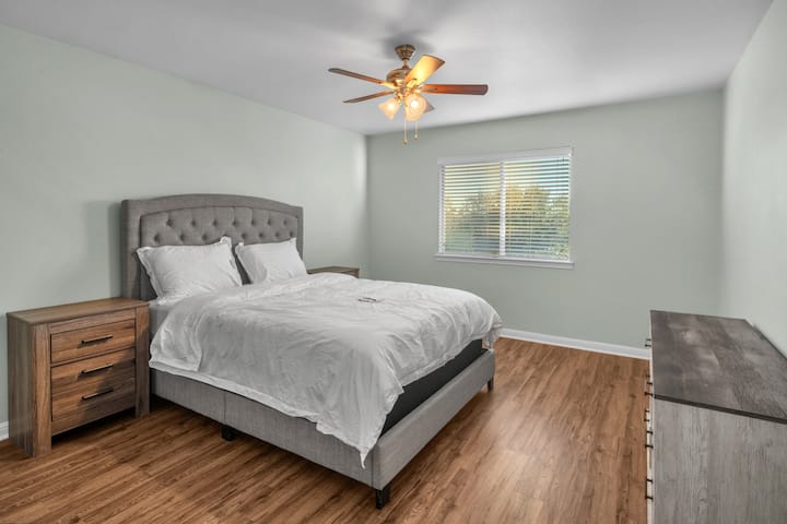 Ina kitanda cha ukubwa wa queen, kinachoahidi usingizi mzuri wa usiku kwa wageni wetu. Kabati kubwa la nguo na kabati la kutembea hutoa hifadhi ya ziada, kuhakikisha kuwa una nafasi ya kutosha ya kupanga na kuweka vitu vyako wakati wa ukaaji wako.