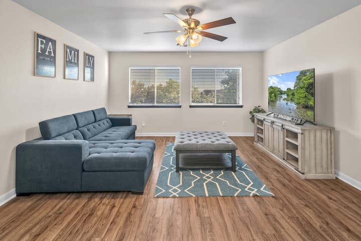 Katika eneo hili la kuvutia, utapata sofa ya kulala, inayofaa kwa wageni wa ziada au sehemu nzuri ya kupumzika. TV ya 55"ina vifaa vya spika ya Bluetooth na subwoofer, ikitoa uzoefu wa sauti unaozunguka.