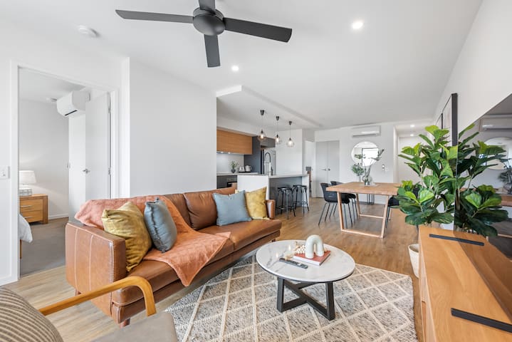 Stylish & Superb! 2Bed/2Bath/1Car~ Walk to CBD