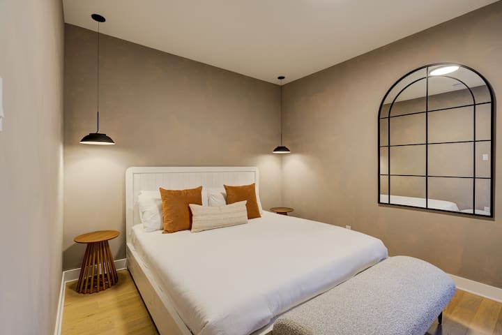 Chumba cha kulala cha kiwango cha juu kilicho na kitanda aina ya king na bafu