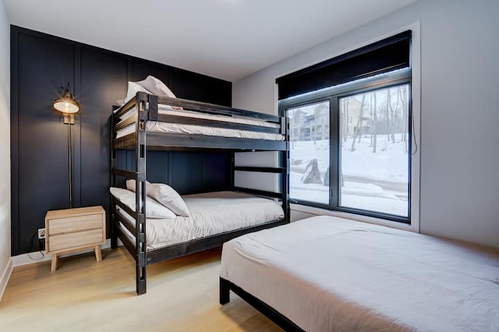 Chumba cha 2 cha kulala chenye kitanda 1 cha Malkia na kitanda 1 cha ghorofa mbili