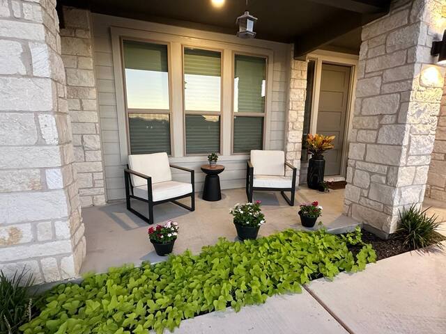 Serene retreat-minutes from COTA,airport, downtown gallery image 3