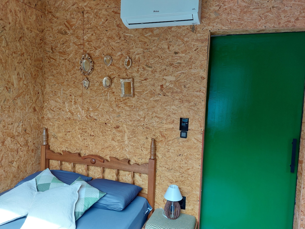 Zelena soba. Rustikalno,  s bračnim krevetom.