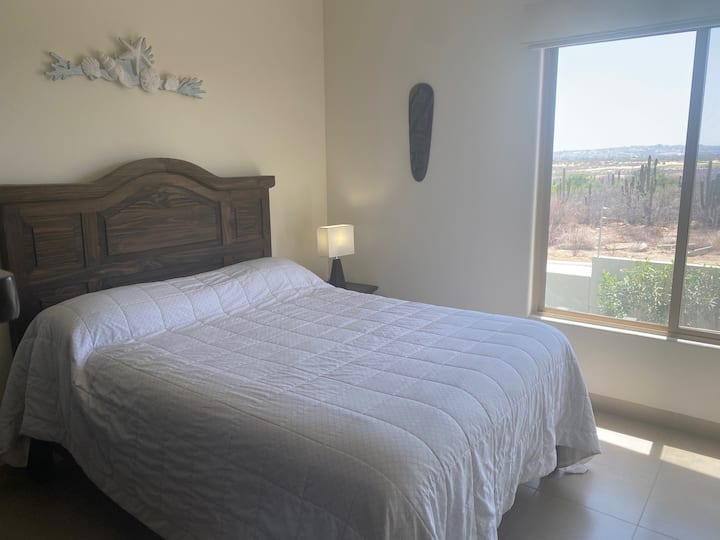 חדר שינה שלישי עם נוף למגרש גולף