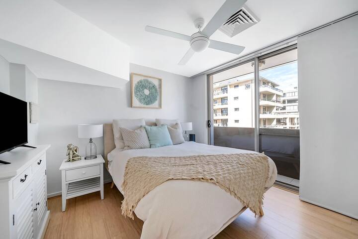 Confortevole letto matrimoniale e TV anche in camera da letto