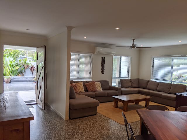 Coastal 5 Bdrm Home w/ Pool gallery image 3