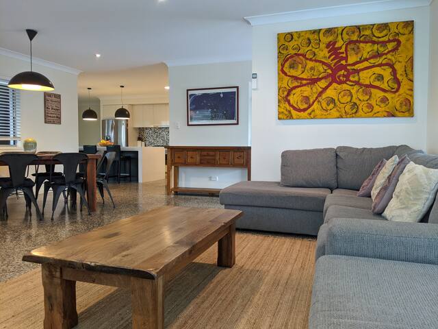 Coastal 5 Bdrm Home w/ Pool gallery image 4