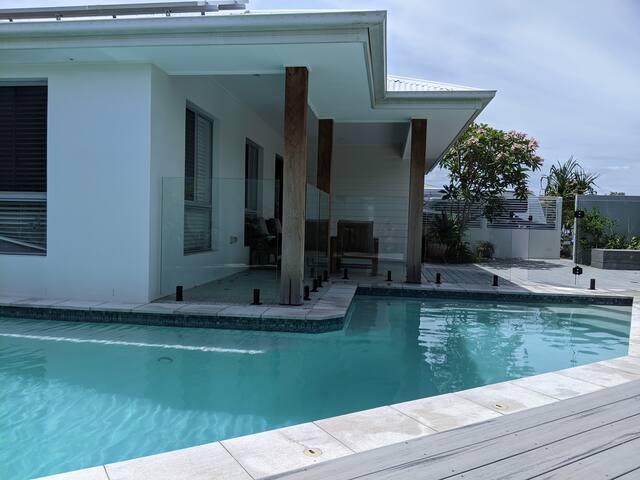 Coastal 5 Bdrm Home w/ Pool gallery image 2