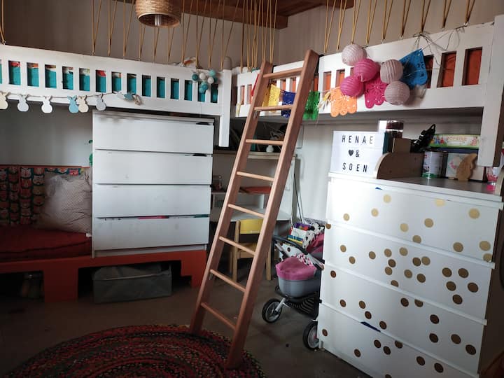 Deux lits une place en hauteur