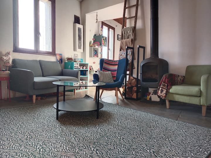 Coin salon avec poêle à bois