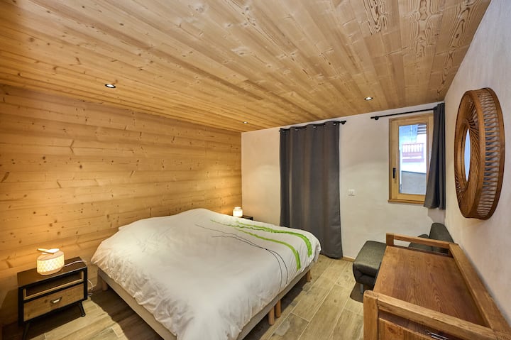 الغرفة 2 الطابق الأرضي
متوسطة إلى سريرين من 90*200
أو سرير 180*200

1 80*200 سرير أريكة إضافي