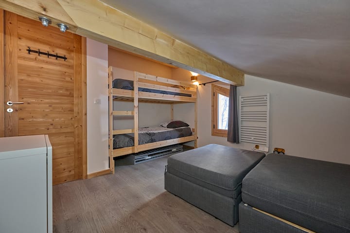 غرفة نوم 8 غرفة تلفزيون
2 × 90*200 سرير
2 سرير إضافي 80*200 كرسي بذراعين إضافي
1 تلفزيون متصل