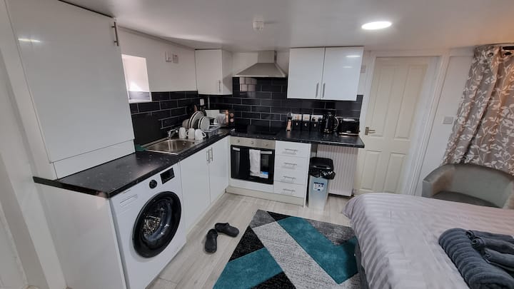 Comfy Studio Apartment, Wi-fi, Smarttv, & Parking. - Leeds