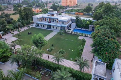 Gulmohar Farm-8BR with Pool Near Iris Broadway GGN