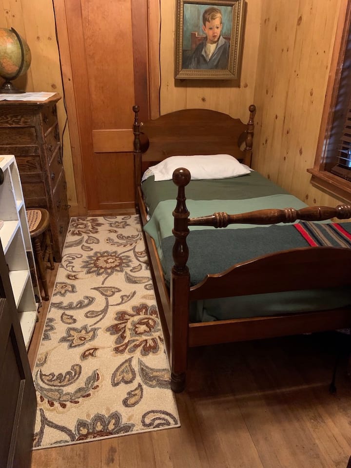 ห้องนอนเตียงแฝดพร้อมวิวทะเลสาบ/บ้านหลัก