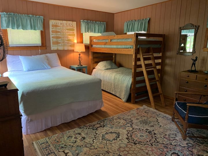 คอทเทจพร้อมอ่างอาบน้ำเต็มรูปแบบและ W/D - รวมอยู่ในห้องเช่า