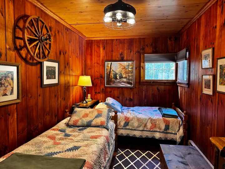 ห้องนอนล้อเกวียน/บ้านหลัก