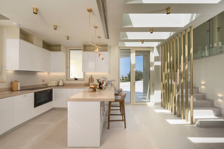 Thyrsus/Sunset Sea Views/Heated Pool/Jacuzzi/Gym gallery image 3