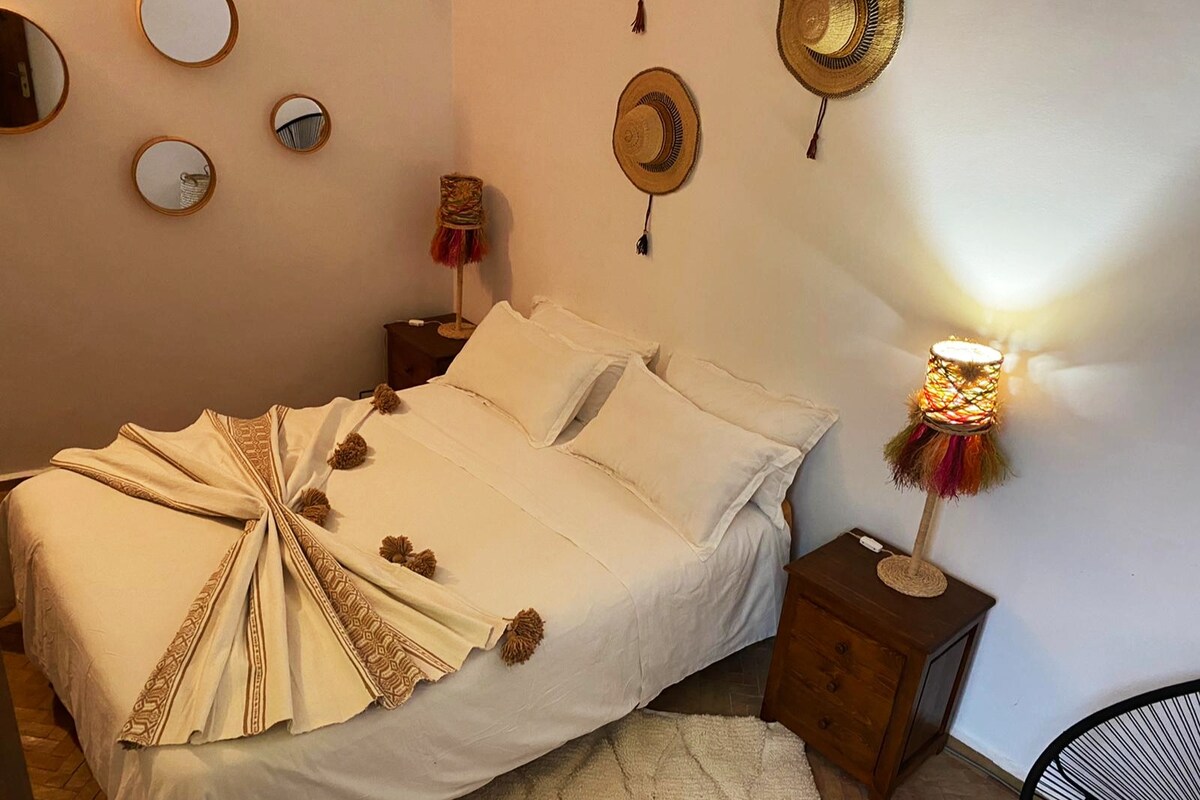 غرفة "أرغانا" - الطابق الأول.
سرير بحجم كوين 
