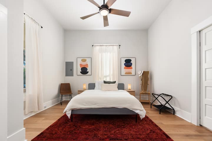 Დედოფლის ზომის საწოლი იდეალურია მშვიდი ძილისთვის, პლუშის თეთრეულითა და დამატებითი ბალიშებით სრული კომფორტისთვის. Თქვენს განკარგულებაშია შენახვის სრული ვარიანტები, რომ სტუმრობა ზედმეტი ნივთების გარეშე და ორგანიზებულად წარიმართოს. Ასე რომ, დაისვენეთ და განიტვირთეთ.