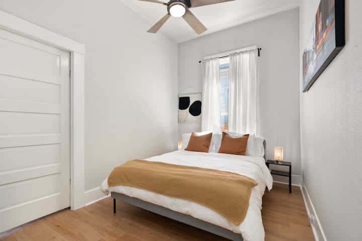 Დედოფლის ზომის საწოლი იდეალურია მშვიდი ძილისთვის, პლუშის თეთრეულითა და დამატებითი ბალიშებით სრული კომფორტისთვის. Თქვენს განკარგულებაშია შენახვის სრული ვარიანტები, რომ სტუმრობა ზედმეტი ნივთების გარეშე და ორგანიზებულად წარიმართოს. Ასე რომ, დაისვენეთ და განიტვირთეთ.