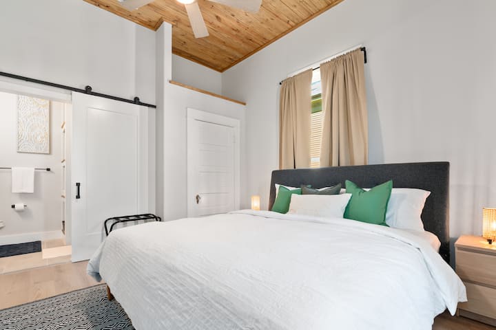 Გაისეირნეთ საოცნებო ქვეყანაში ლუქს-კლასის დიდი ზომის საწოლზე, რომელიც მორთულია რბილი, პლუშის ბალიშებით და მშვიდი ძილისთვის. Გარდა ამისა, ისიამოვნეთ საკუთარი სააბაზანოთი.