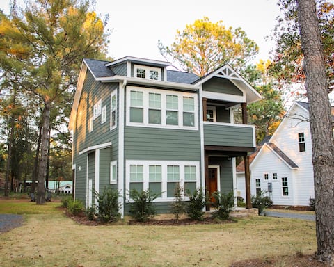 Popular Airbnb listing: Pet Friendly with Firepit Cottage Near Pinehurst in Southern Pines