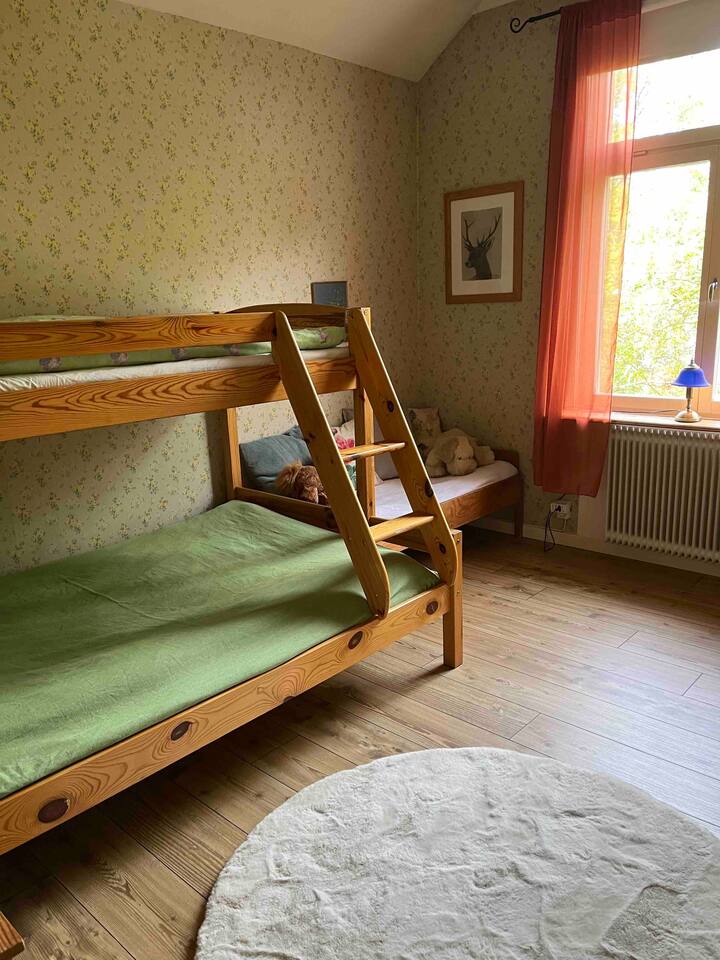 Საძინებელი ორსართულიანი საწოლით (ქვედა 120 სმ, ზედა 90 სმ), ასევე ჩვილის საწოლი.