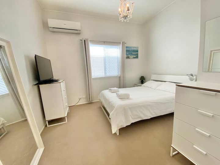 Საძინებელი 2 - ორადგილიანი საწოლი, გასაშლელი დივანი, ტელევიზორი, გარდერობი, საგარდერობო მაგიდა სარკის შუქით, კომოდი, სრული სიგრძის სარკე