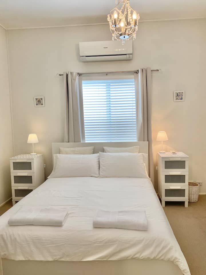 Საძინებელი 1 საწოლი 152 × 203 სმ, უკუ ციკლის კონდიციონერი