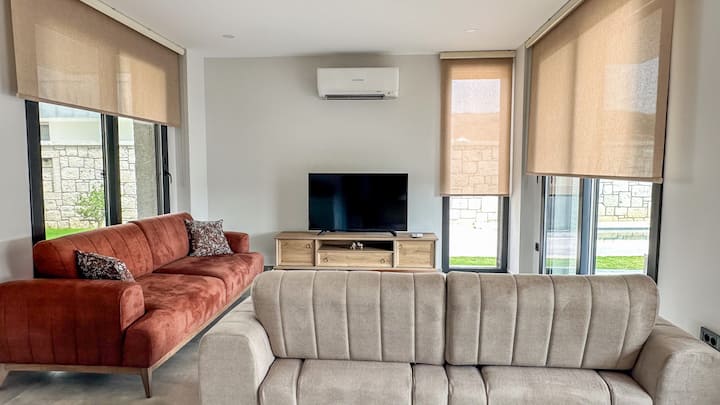 Alaçatı'ya 5 Dakika: Havuzlu 3+1 Villa - Ilıca