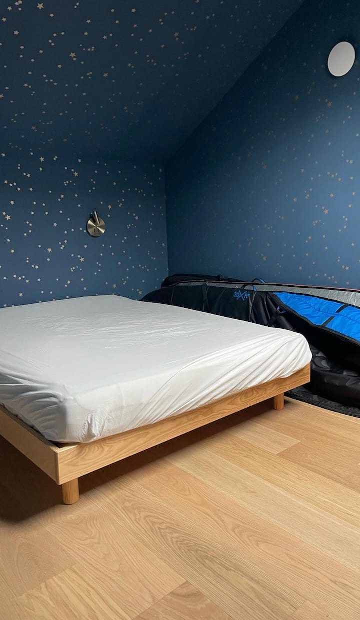 Საძინებელი (მე-2 სართული, პატარა კარადა და პატარა მაგიდა)