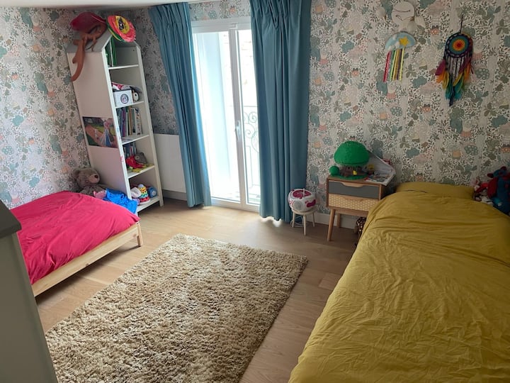 Საბავშვო ოთახი (1-ლი სართული, ფანჯარა პატიოზე, პატარა კარადა)