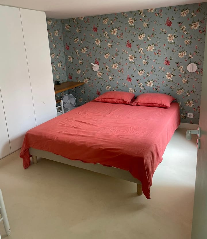 Პირველი სართულის საძინებელი (მინი ნიჟარით, ფანჯრის კარი პატიოზე და დიდი კარადა)