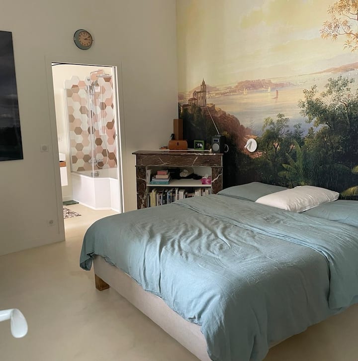 Მთავარი ფლიგელი (სამუშაო მაგიდით და დიდი კარადით)