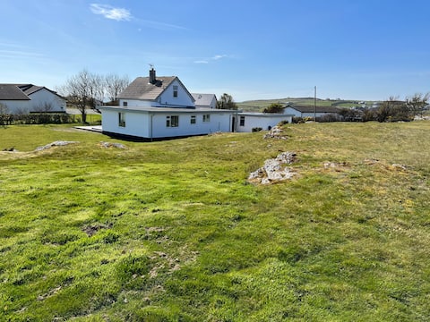 Hilltop, Rhoscolyn; sleeps 8 - close to beaches