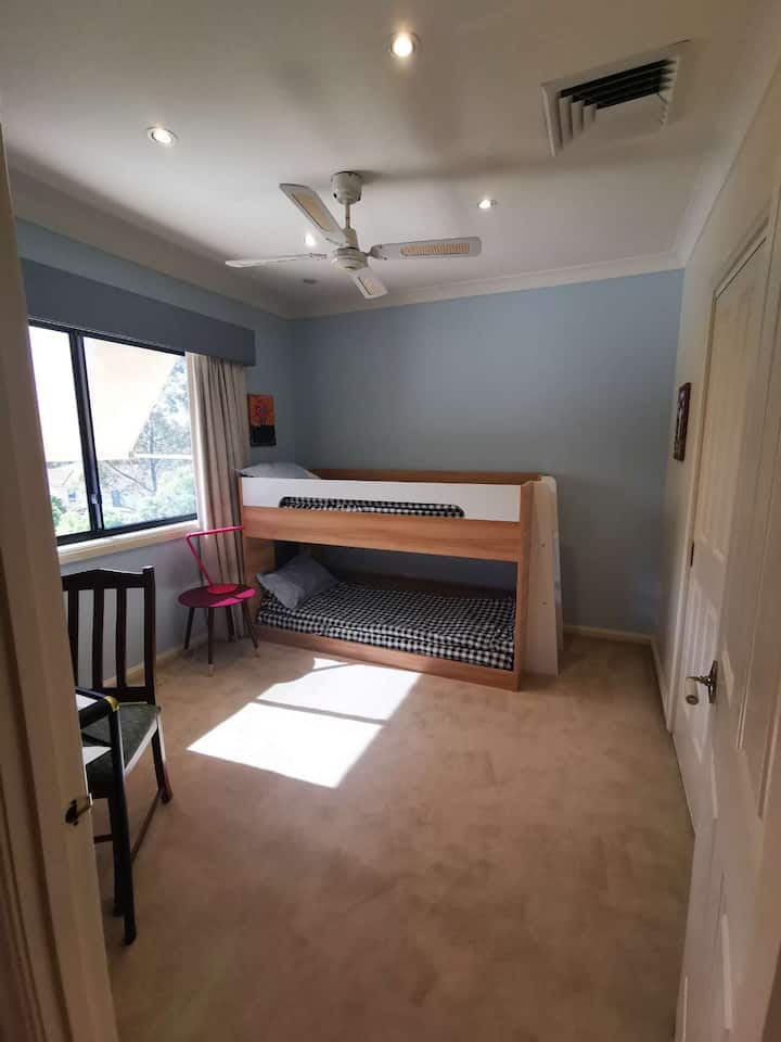 غرفة نوم بسرير بطابقين