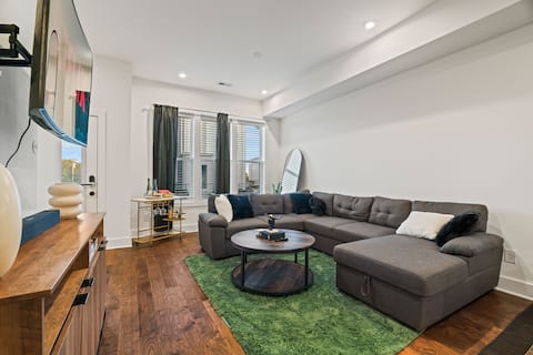 Top performing Airbnb: 10 min from Broadway Townhome with Rooftop+Firepit in Madison