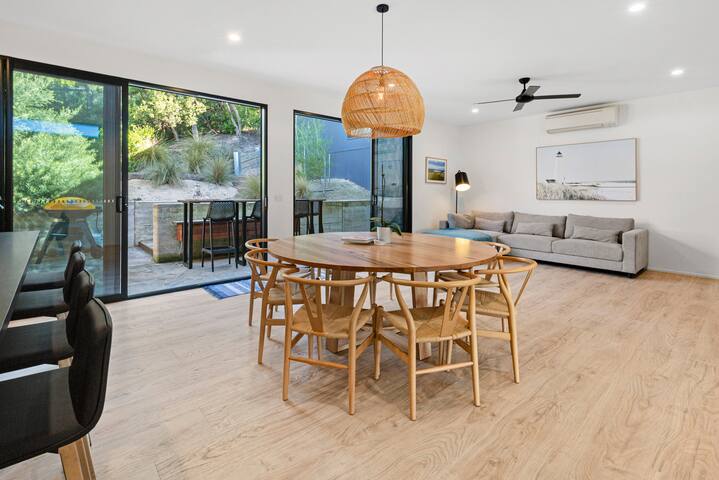 Ocean Beach Retreat–Contemporary Rye Accommodation gallery image 5