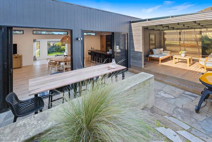Ocean Beach Retreat–Contemporary Rye Accommodation gallery image 3