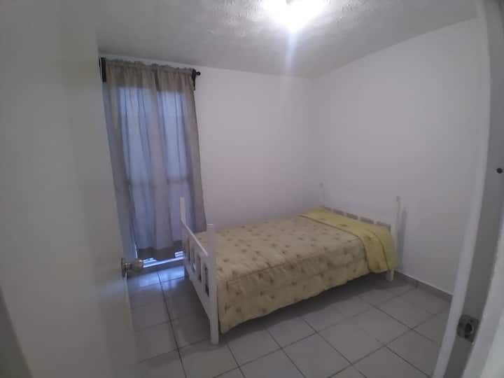 单人卧室床位于楼上