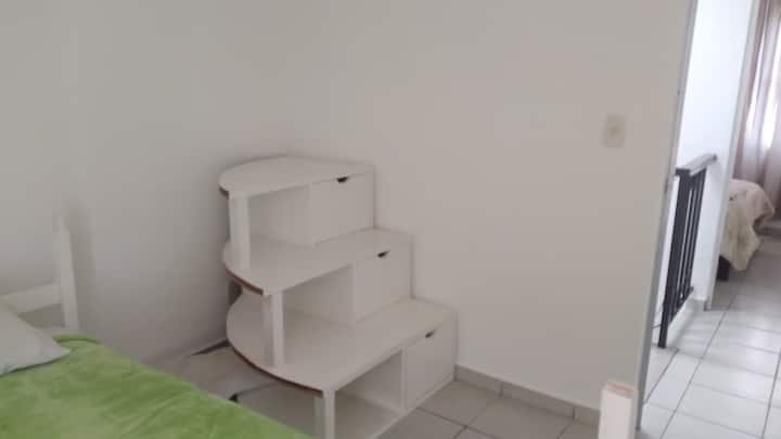 楼上的单人抽屉卧室