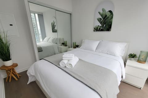 Top performing Airbnb: Stylish 2BDR Downtown Toronto Condo w/Balcony+VIEW in Toronto