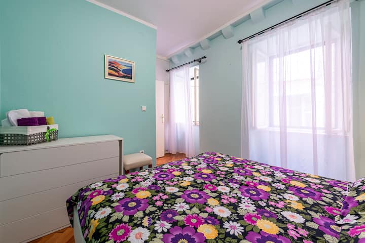 חדר שינה עם נוף לרחוב - קומה ראשונה